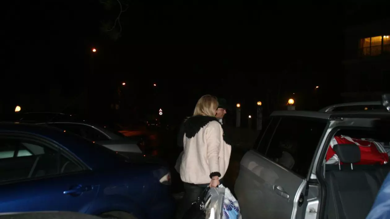 EXCLUSIV! Primele imagini cu IULIANA MARCIUC şi ADRIAN ENACHE după scandalul despărţirii! ZÂMBITORI şi ÎNCĂRCAŢI DE BAGAJE la revenirea din AMERICA! | FOTO