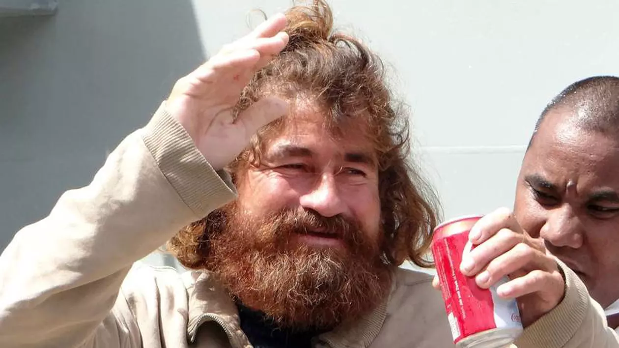 Pescarul care a supravieţuit 13 luni în Pacific este acuzat de canibalism!