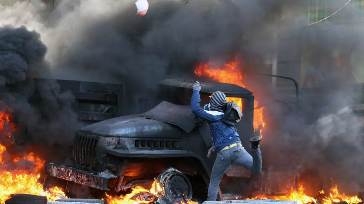 Protestele de la KIEV au luat amploare! MAE condamnă VIOLENŢELE din UCRAINA! | FOTO