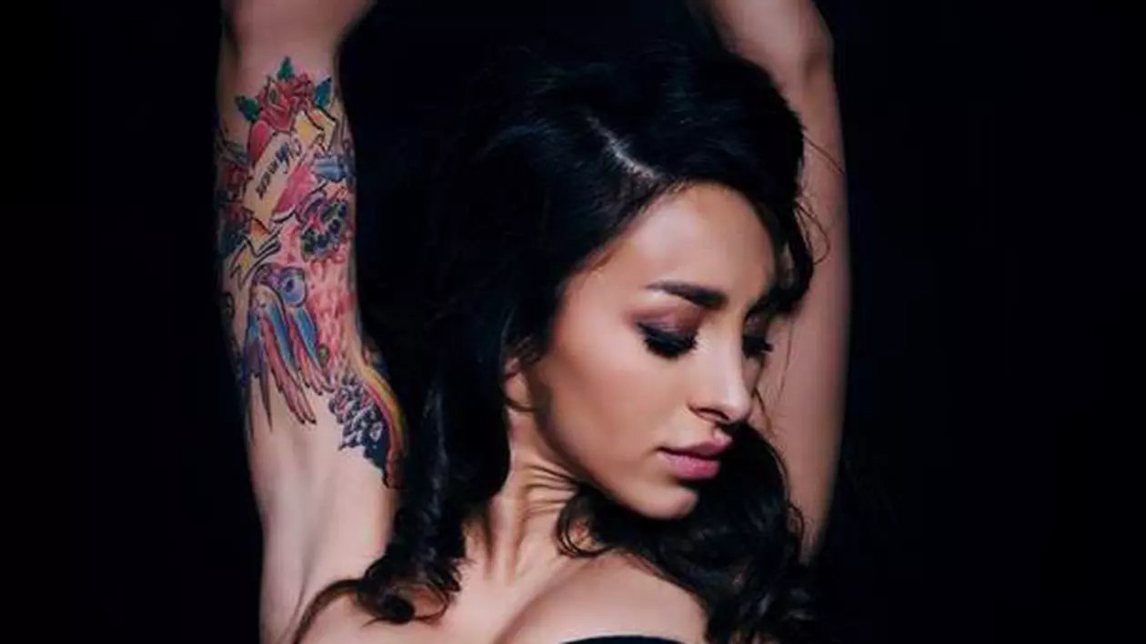 Ruby, GOALĂ SUB DUŞ, în noul videoclip | VIDEO HOT