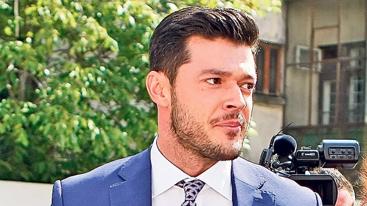 VICTOR SLAV se distrează! Uite ce BLONDĂ BUNĂ strânge LA PIEPT!