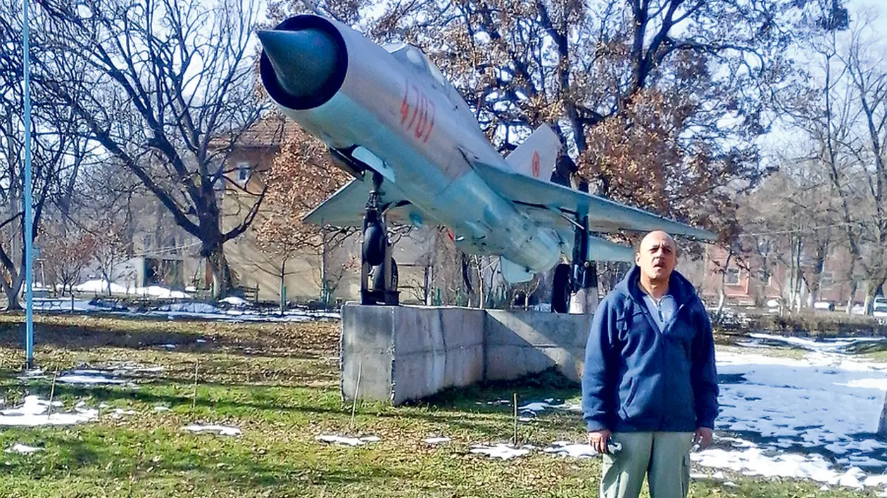 Gest inedit al unui fost pilot de la Deveselu! Şi-a montat avionul de luptă în faţa casei