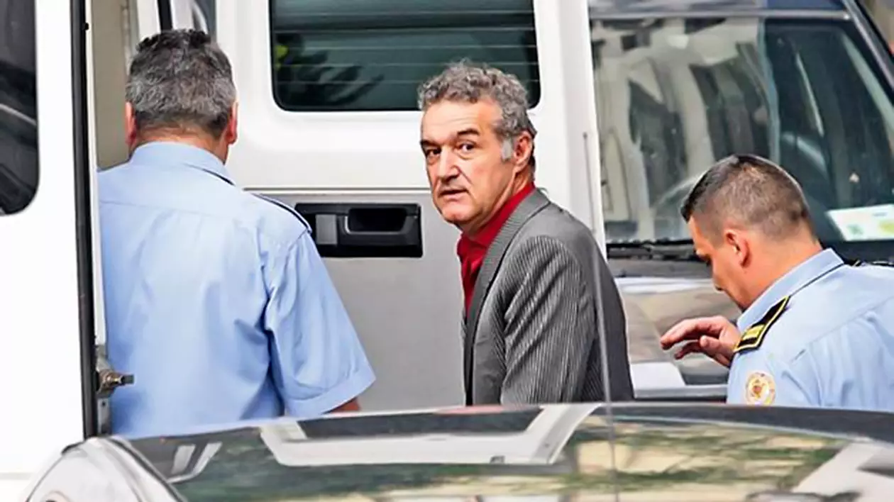 GIGI BECALI ŞOCHEAZĂ! Se întinde pe jos şi CÂNTĂ IMNURI RELIGIOASE