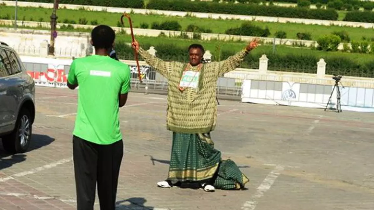 Cine e nigerianul în costume tradiţionale care aleargă prin Bucureşti?