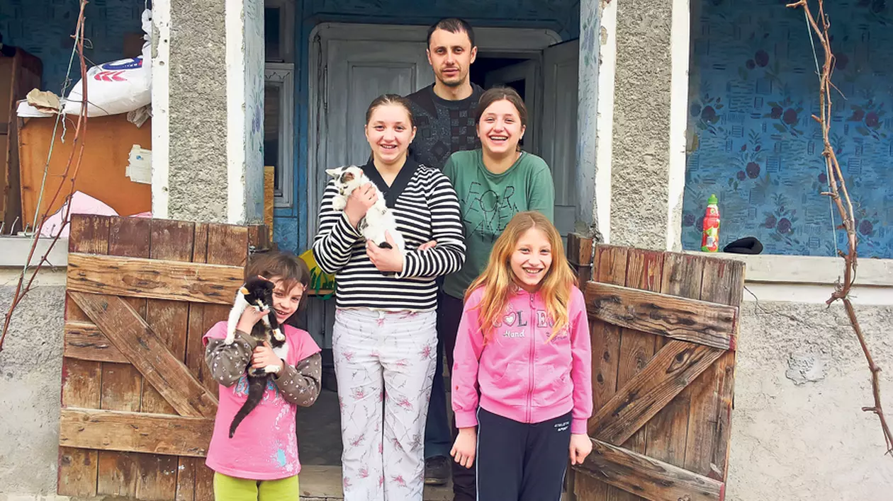 EROII ANONIMI AI ROMÂNIEI | Un tânăr a infiat patru fetiţe rămase pe drumuri! „Unde mănâncă două guri, mai pot mânca patru!”
