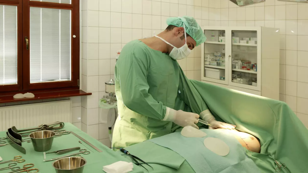 IREAL! Doctorii ÎŞI UITAU PLICURILE CU ŞPAGĂ în halate! STENOGRAMELE SILICOANELOR