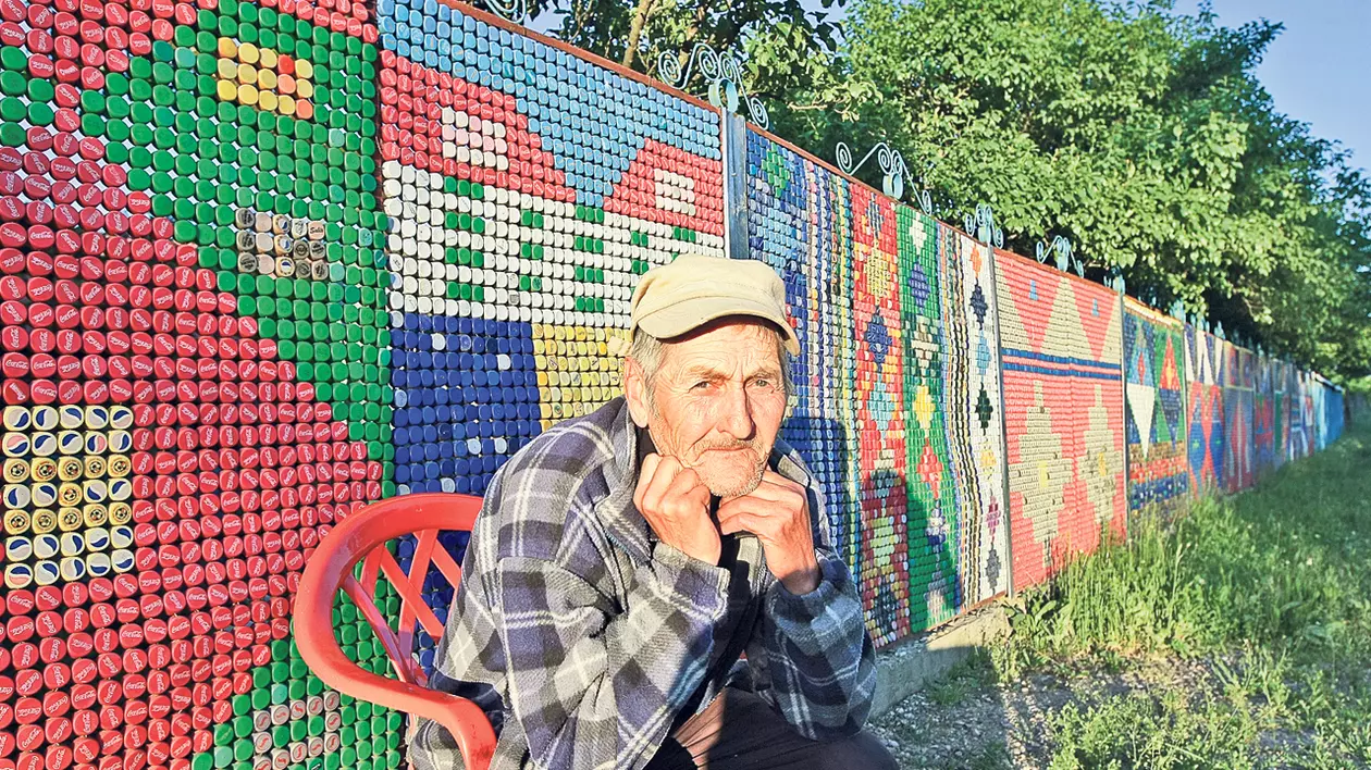 «Şi-a tras» gard din 42.000 de capace de PET-uri şi vrea în Cartea Recordurilor! FOTO