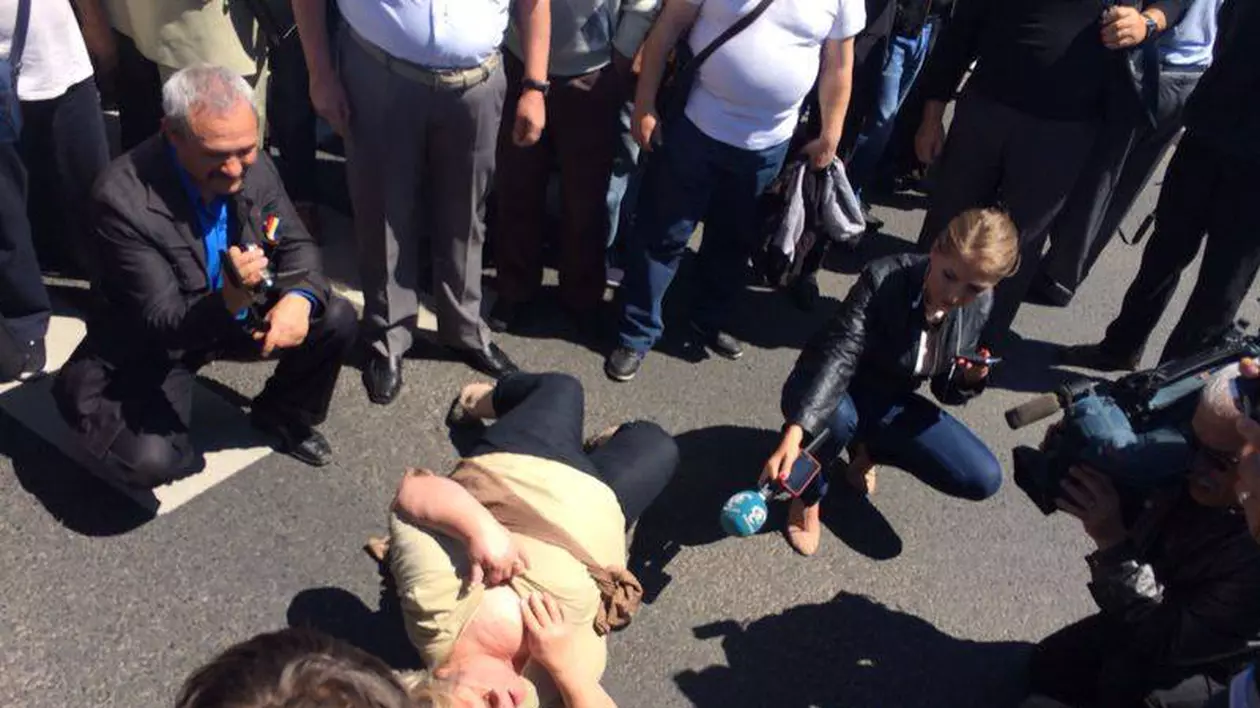 MiniREVOLUŢIA din MAI! Bulevardul Kiseleff - BLOCAT, JANDARMII - INERVENŢIE ÎN FORŢĂ