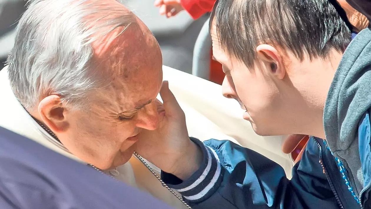 Un tânăr bolnav de sindromul Down, către Papa Francisc: Dacă te ating, o să mă fac bine?