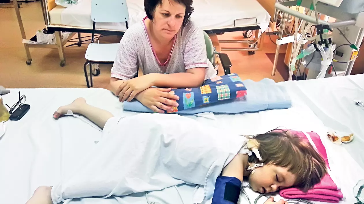 Micuţa le-a zâmbit iar! Fetiţa operată de echipa doctorului Gheorghe Burnei se simte bine