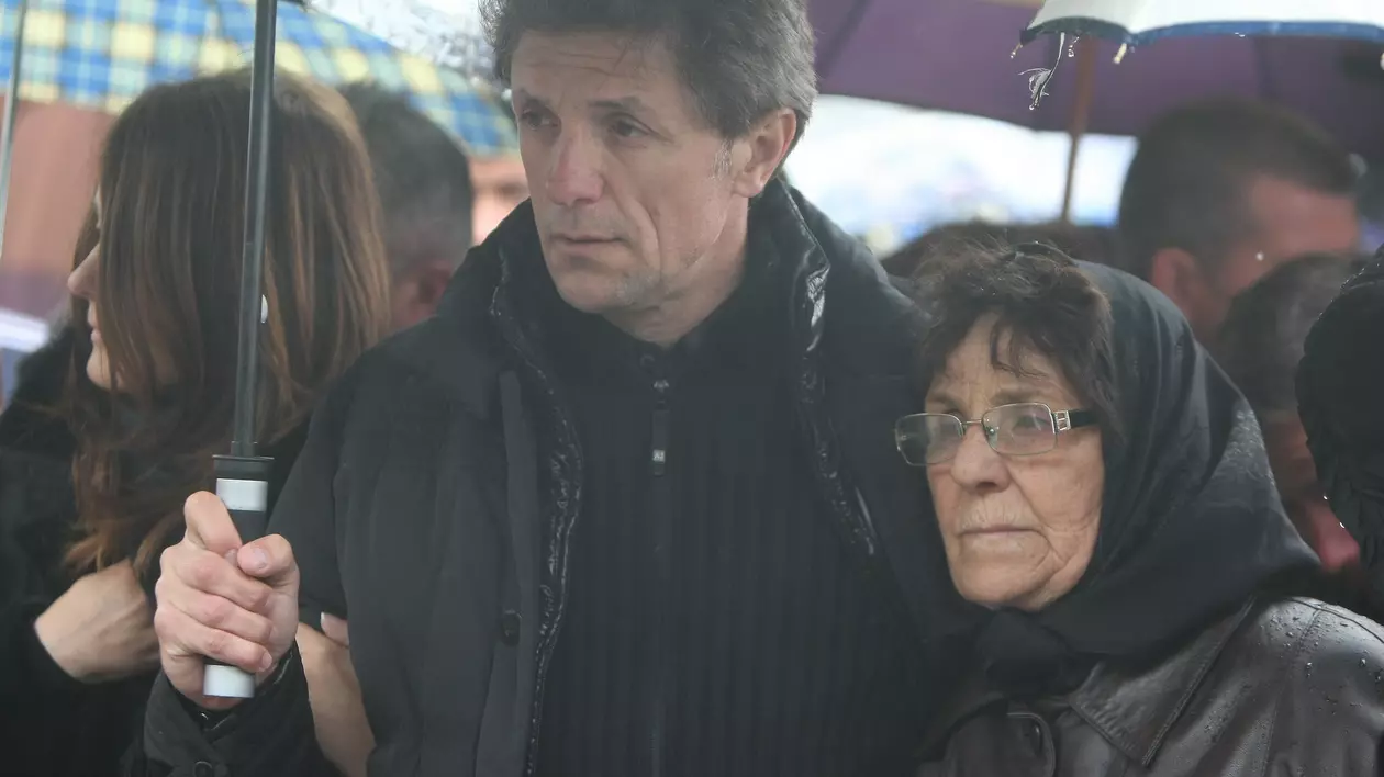 PERSONALITĂŢI din lumea sportului, ALĂTURI de Gică Popescu la ÎNMORMÂNTARE | FOTO