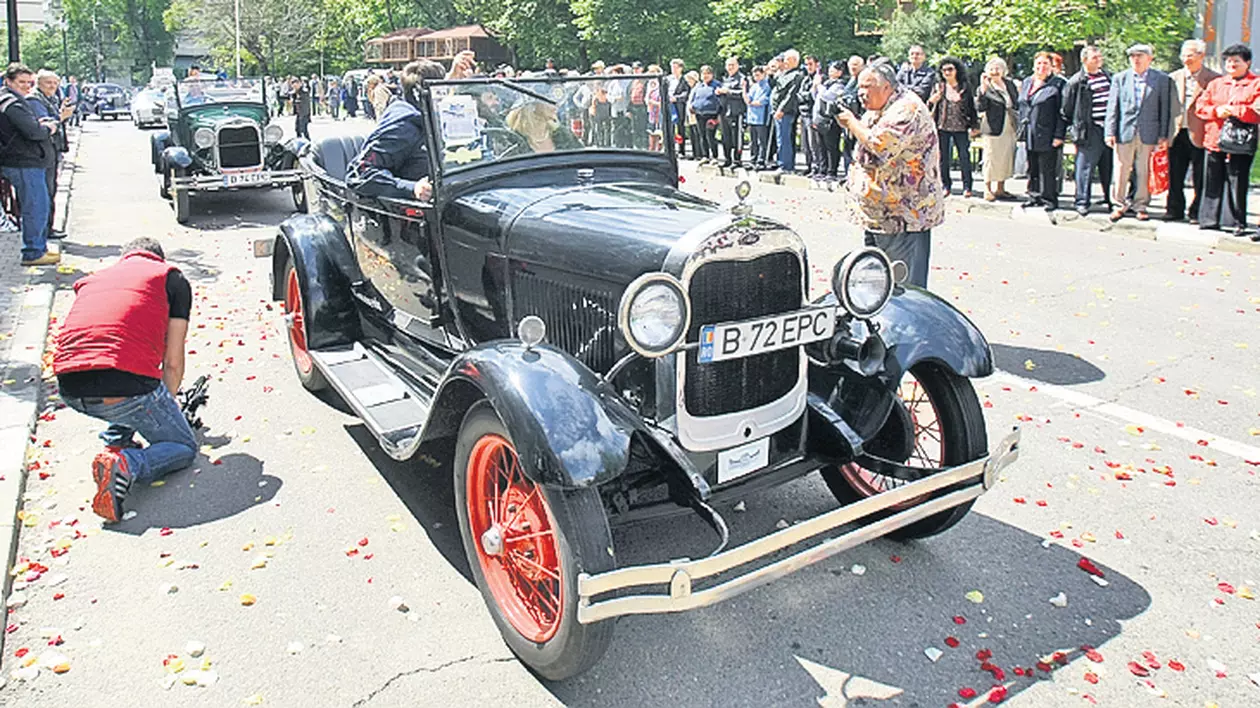 Parada maşinilor de epocă şi bătaie cu flori ca la Şosea | FOTO