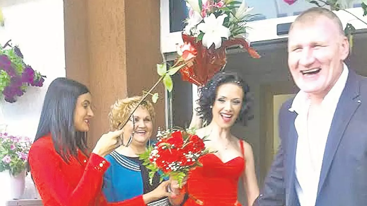 Nevasta lui Tolea Ciumac şi-a tras rochie de mireasă... roşie şi extrem de sexy