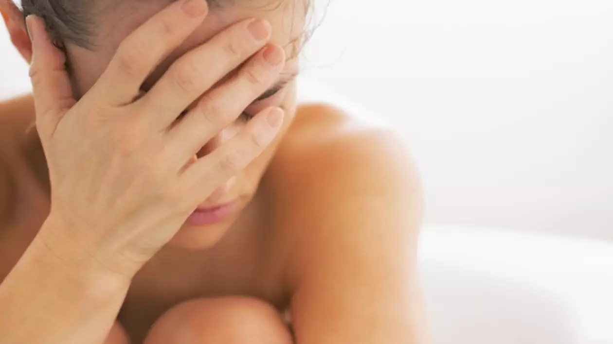 Află cum poţi scăpa de crampele menstruale cu vitamine şi căldură