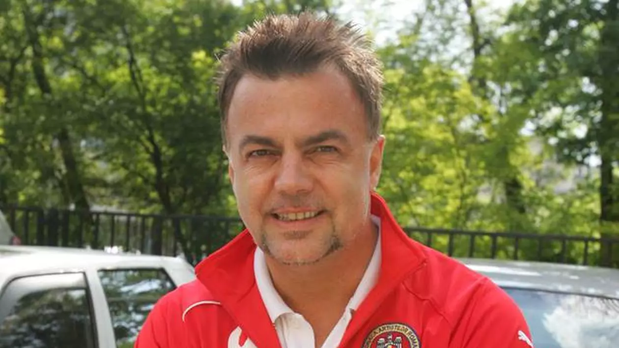 APARIŢIE RARĂ! Pe ADRIAN ENACHE îl ştie toată lumea, dar UITE CUM ARATĂ SORA LUI!