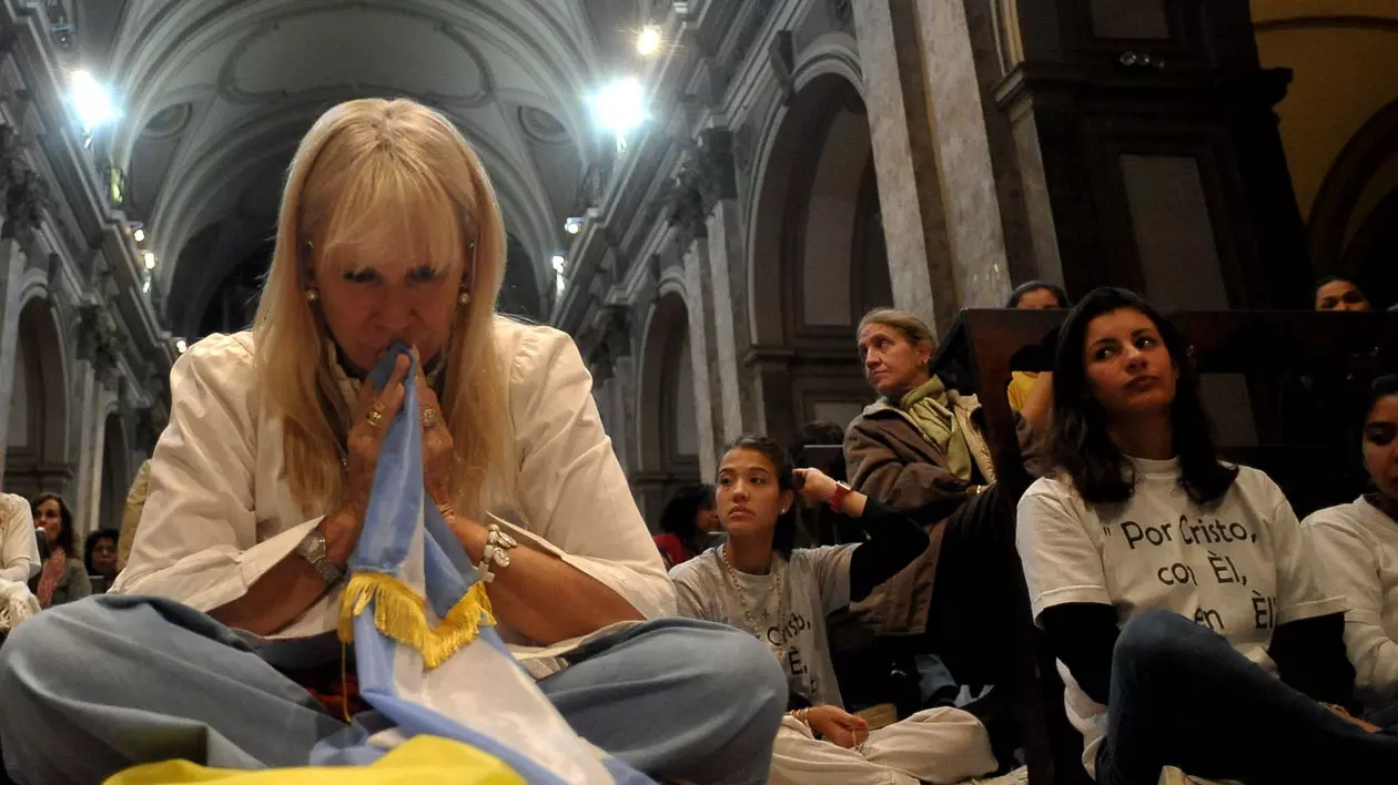 Mai multe femei ÎNDRĂGOSTITE de PREOŢI, SCRISOARE către Papa Francisc