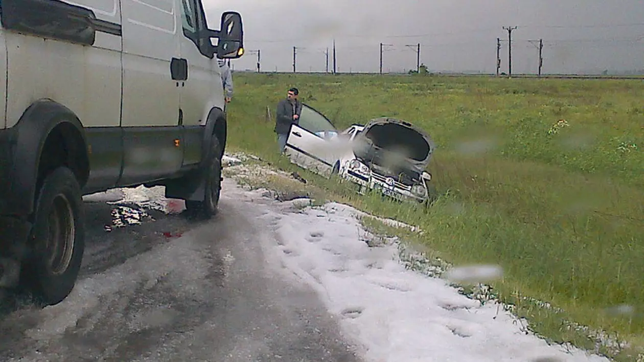 GHEAŢĂ de 15 cm pe autostrada A2. Traficul DEVIAT, după un CARAMBOL în care au fost implicate 9 maşini