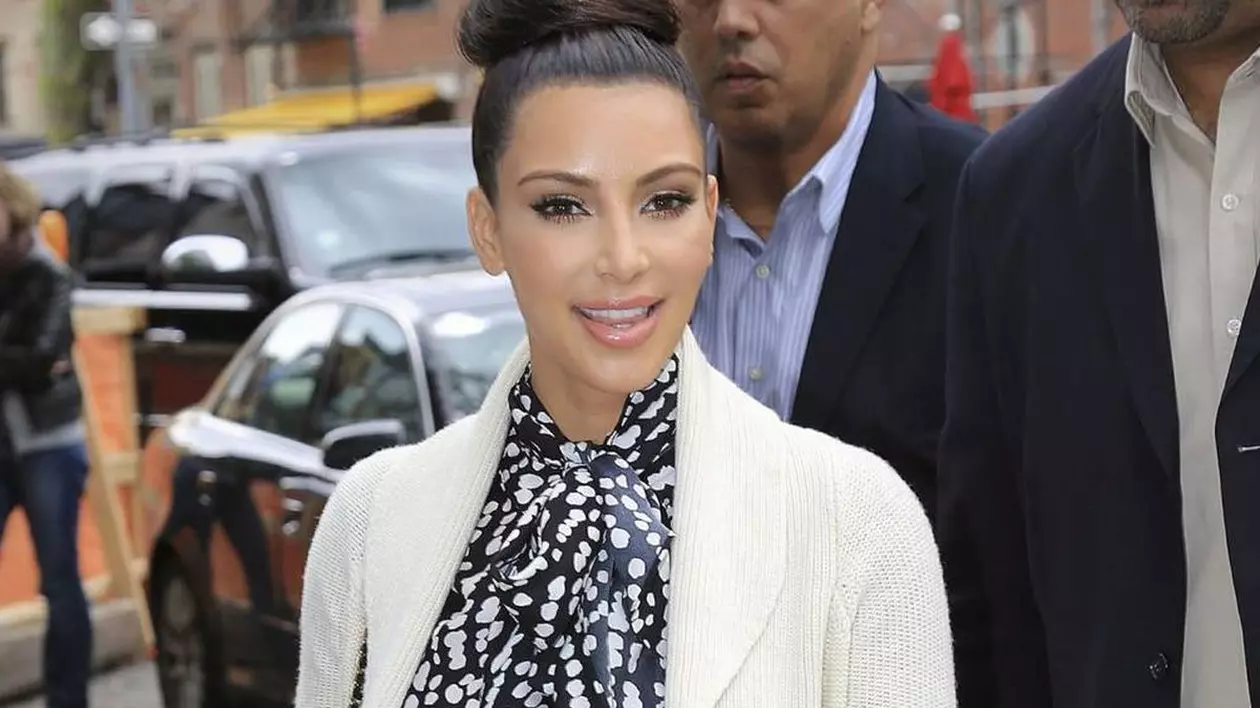 CUM ARATĂ CHIPUL PERFECT? Are ochii lui Kim Kardashian şi părul strălucitor al ducesei de Cambridge