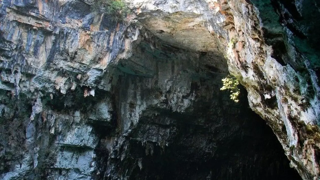 IDEI DE VACANŢĂ. Peştera Mellisani, locul de poveste pe care trebuie să îl vezi!
