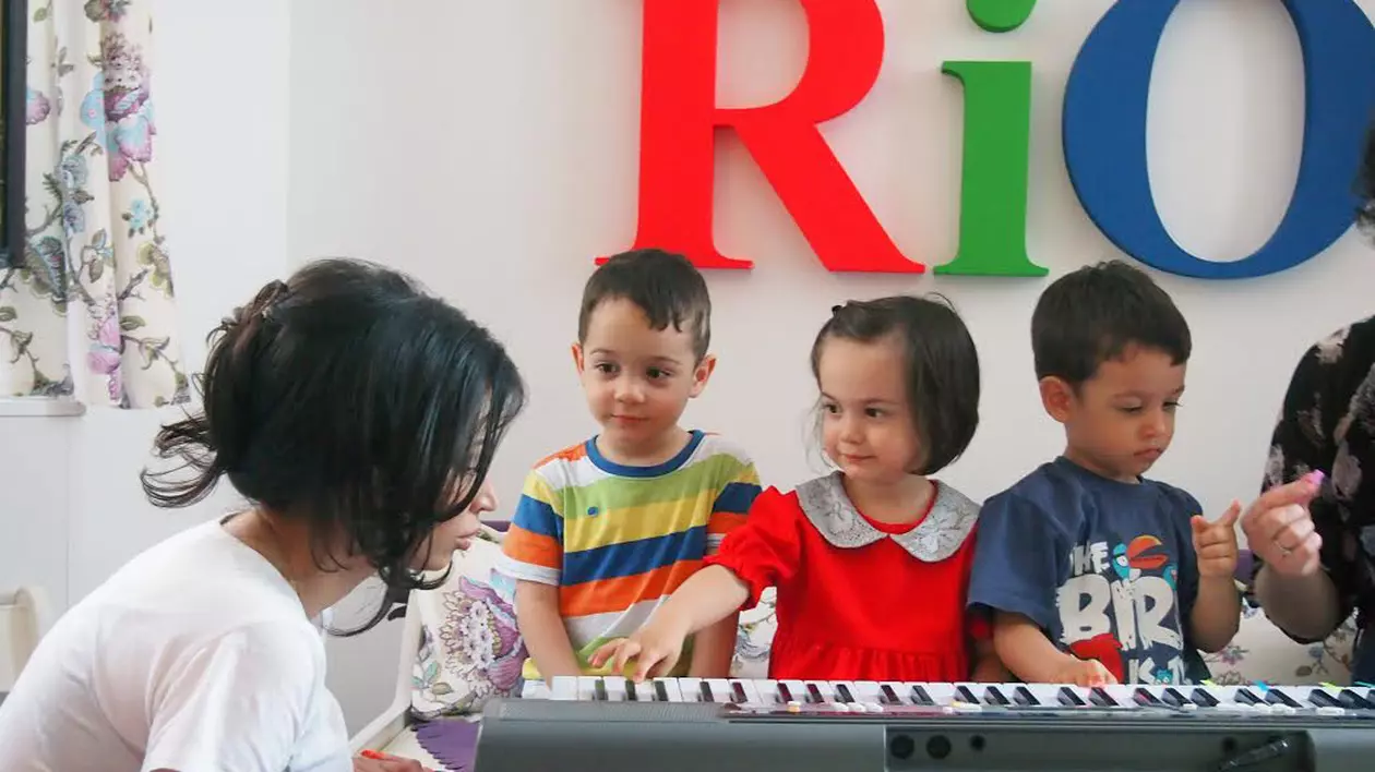 Tripletii Nicoletei Luciu au invatat sa cante la pian! Iata ce surpriza i-au facut celebrei lor mame!