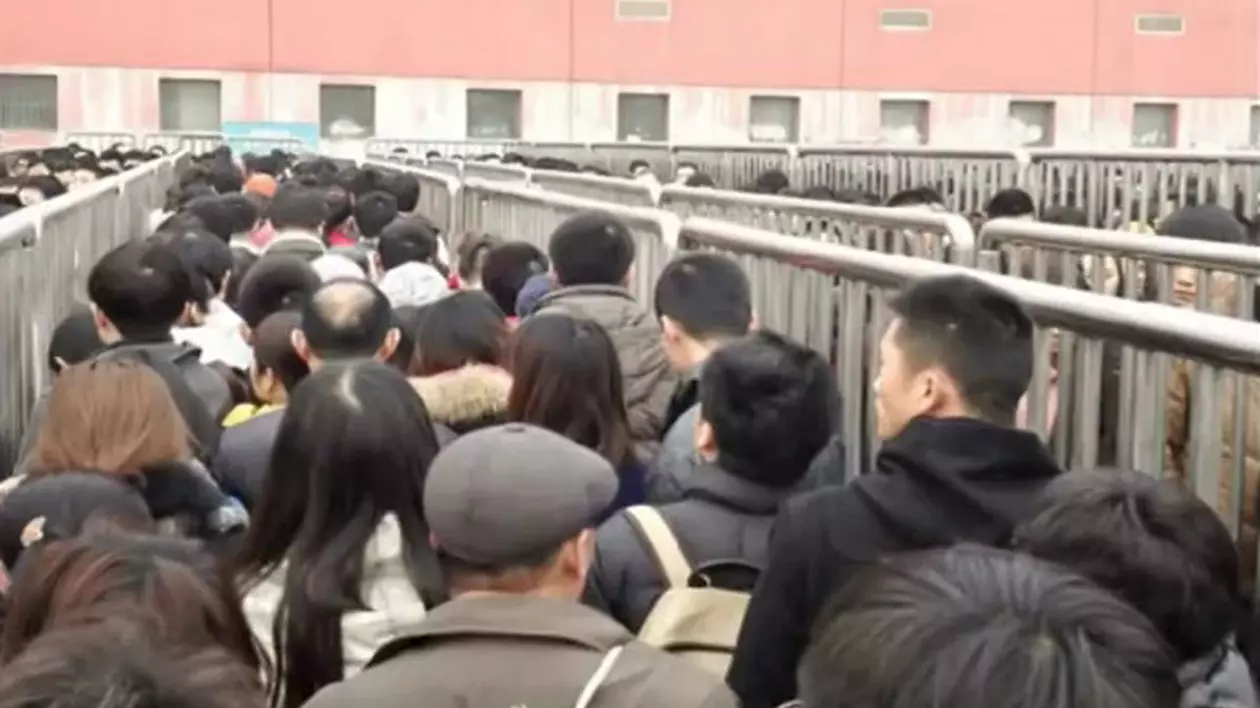 IMAGINI INCREDIBILE în China! Milioane de oameni, PERCHEZIŢIONAŢI zilnic la metrou | VIDEO
