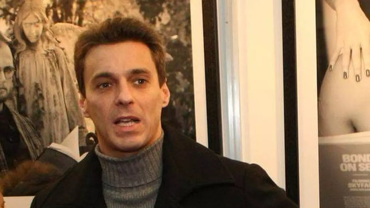 IMAGINEA ZILEI! Mircea Badea ÎŞI ŢINE FIUL ÎN BRAŢE! Ce POARTĂ băieţelul? | FOTO