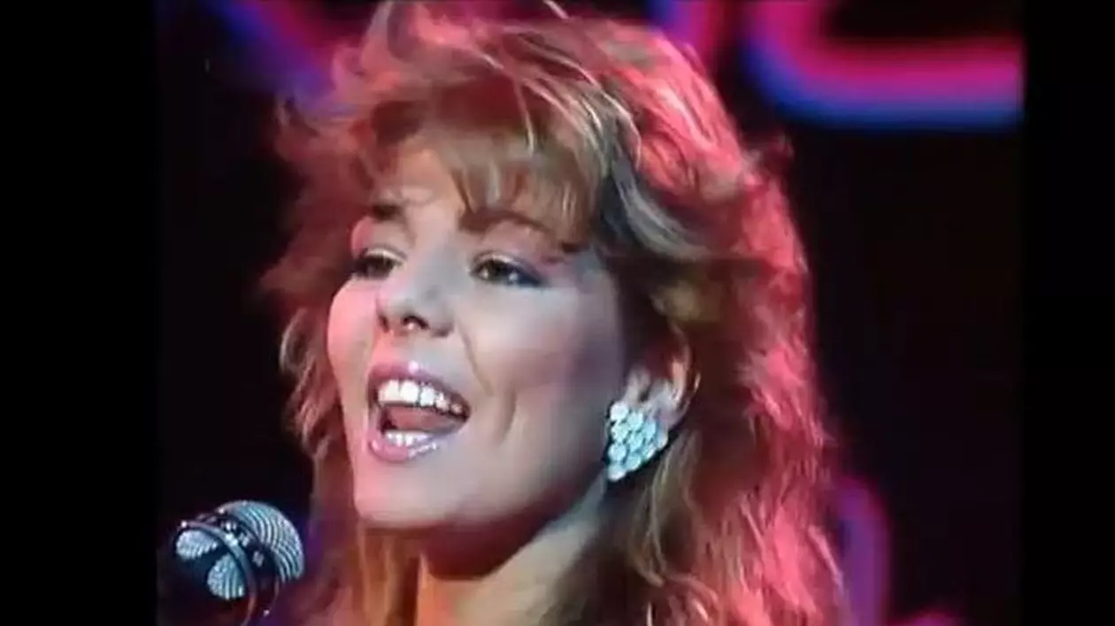 Te-a CUCERIT DEFINITIV cu VOCEA ei SENZUALĂ şi GROPIŢELE SEXY din OBRAJI! Cum ARATĂ SANDRA la 51 de ani! | FOTO/VIDEO