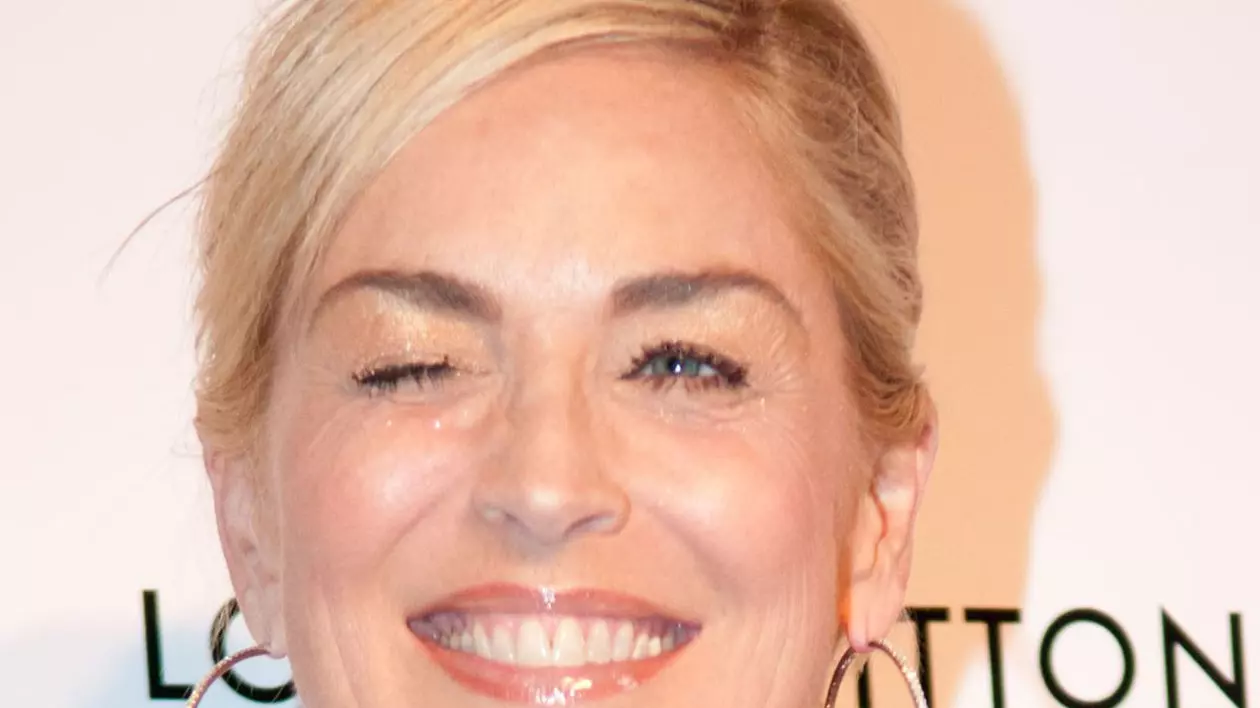 Când o vezi RĂMÂI MUT! SHARON STONE, în BODY din DANTELĂ la 56 de ani!