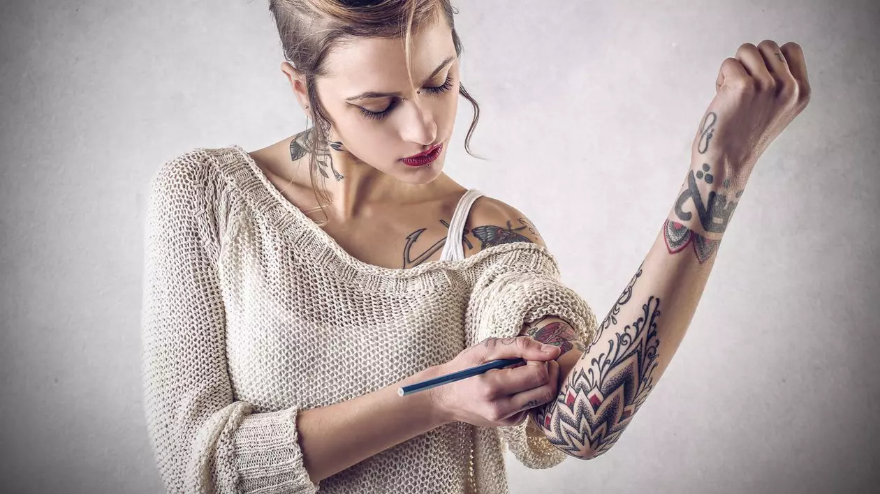 Tatuajele şi piercing-urile au fost interzise pentru orbi şi bolnavii de SIDA de Ministerul Sănătăţii