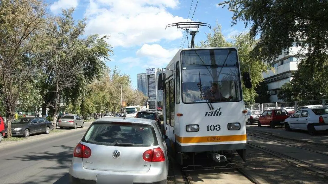DOUĂ TRAMVAIE S-AU CIOCNIT ÎN BUCUREŞTI! Echipajele de urgenţă, trimise la locul accidentului