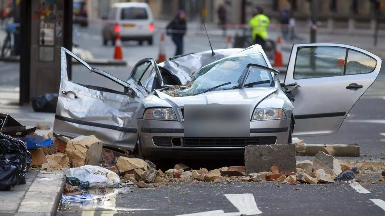 Zidul unei clădiri din Bucureşti S-A PRĂBUŞIT PESTE CÂTEVA MAŞINI PARCATE