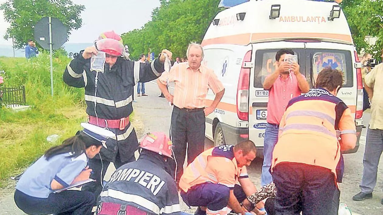 Victimele accidentului au zăcut aproape o oră pe caldarâm