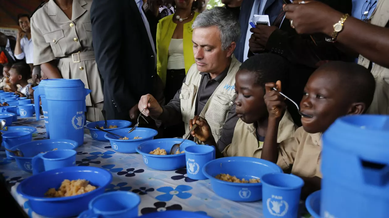 Mourinho a mâncat orez cu legume cu copiii săraci din Coasta de Fildeş