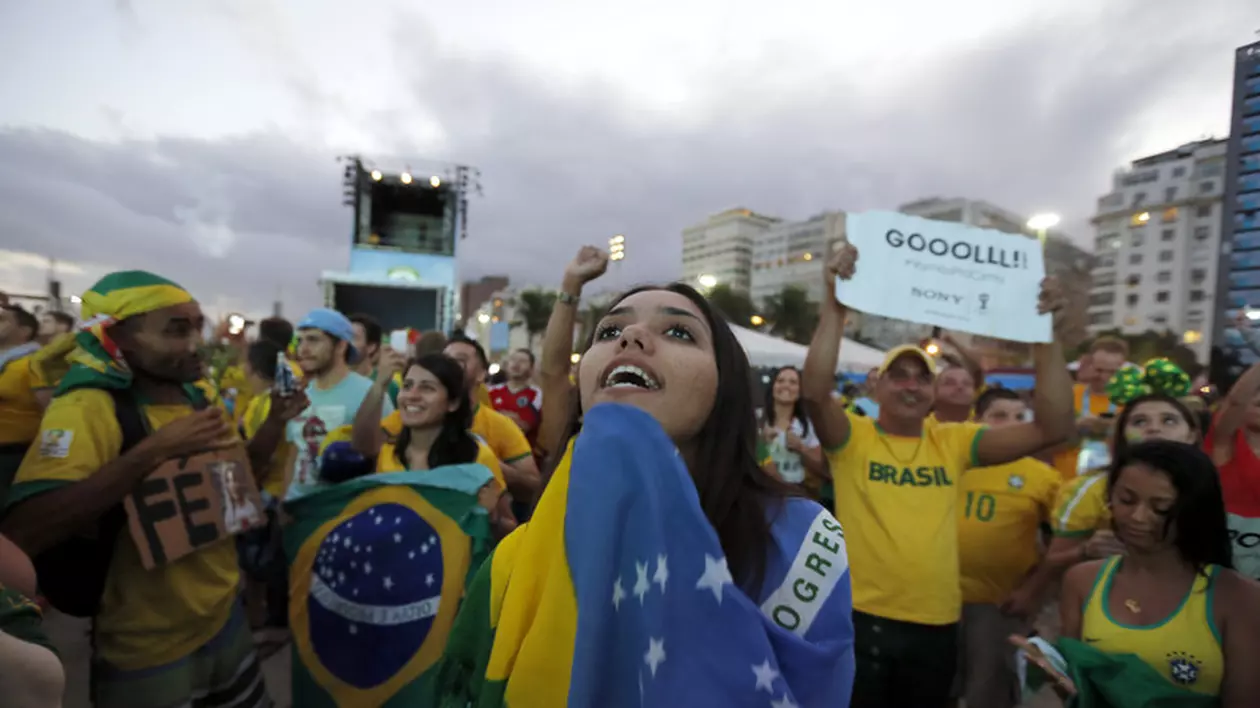 GALERIE FOTO / Brazilienii au uitat de proteste. Au sărbătorit în stradă victoria cu Croaţia