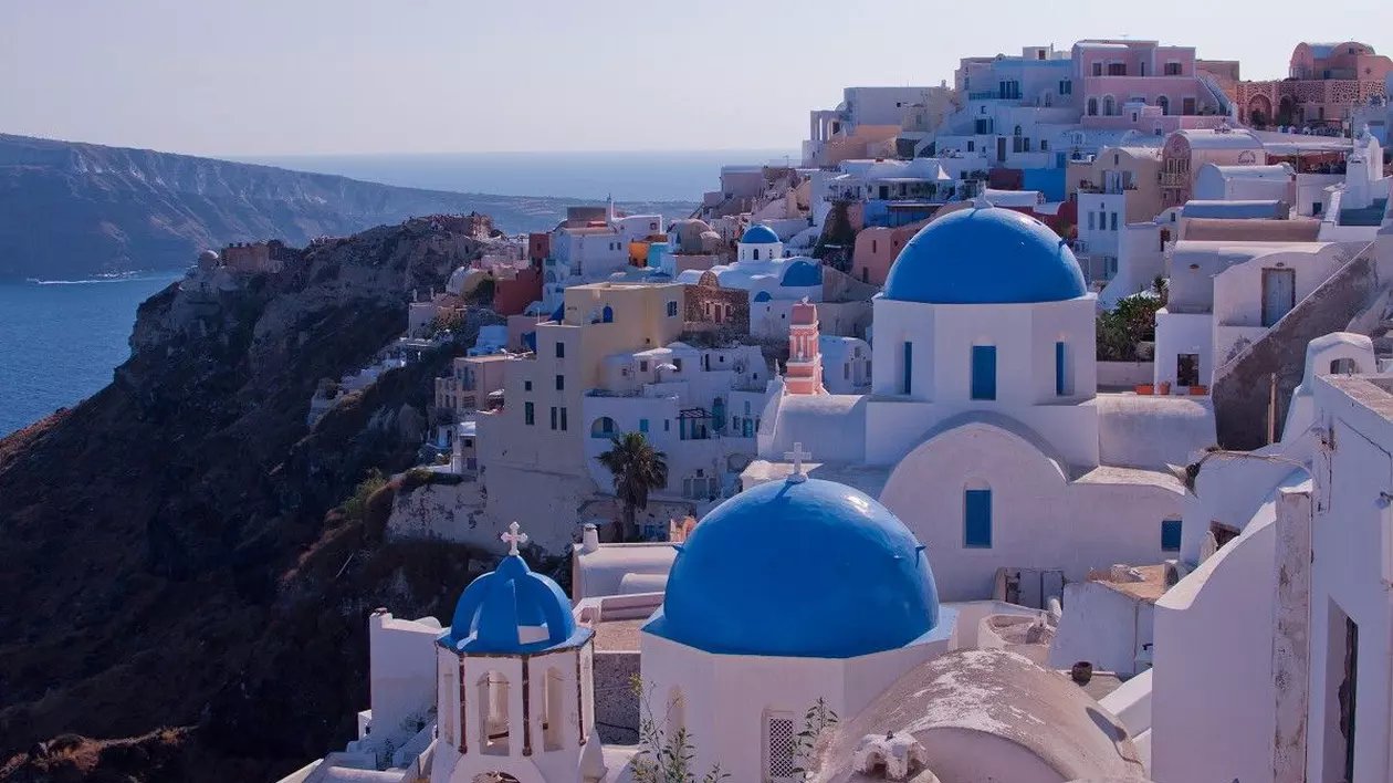 IDEI DE VACANŢĂ. Privelişti ameţitoare in satul pitoresc Pyrgos, Santorini