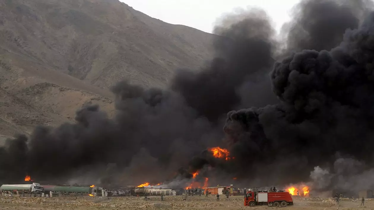 Tragedie în Afganistan: 73 de oameni au murit după ce două autobuze s-au ciocnit de o cisternă de combustibil