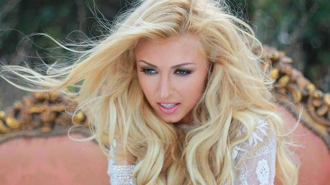 VREA să-l ÎNNEBUNEASCĂ! Andreea Bălan, SĂRUT cu altă FEMEIE în FAŢA IUBITULUI ei | FOTO