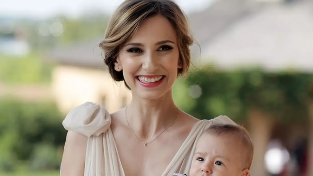 DANA ROGOZ şi-a CREŞTINAT BĂIEŢELUL! CUM A fost la BOTEZUL MICUŢULUI VLAD! | FOTO