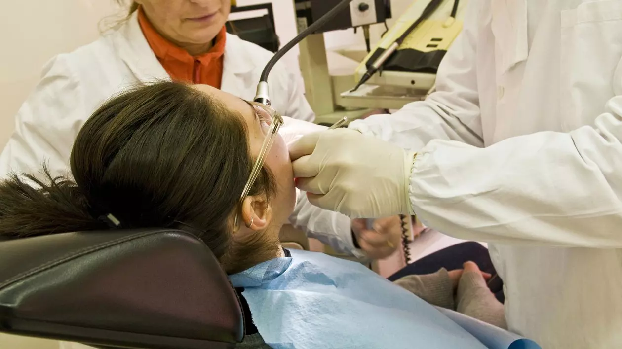 CAZUL care I-A ŞOCAT pe MEDICI! Unui ADOLESCENT i s-au EXTRAS 232 de dinţi