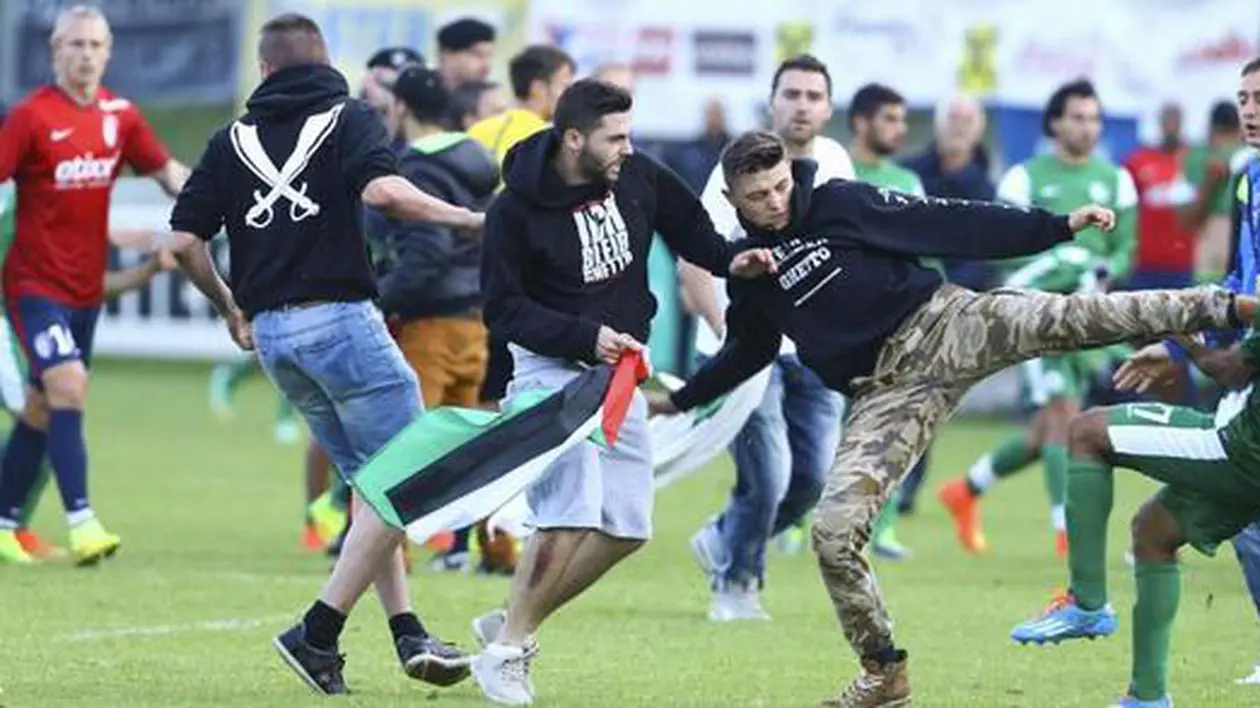 GROAZNIC / Războiul din Gaza a ajuns pe terenul de fotbal! Jucători bătuţi de militanţii pro-palestinieni