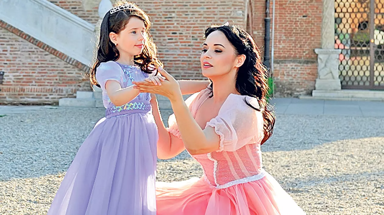 Violeta a prins drag de soţul turc al mamei sale! Fiica «Zânei» îl meditează pe Tuncay la română