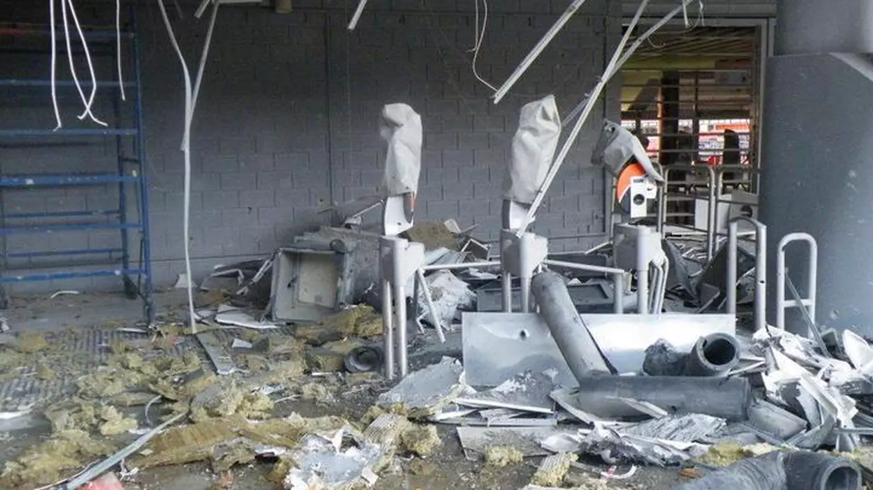 EXPLOZIE! Încă o bombă la stadion! ^”Fațada de sticlă a arenei e distrusă. Izolăm zonele periculoase” 