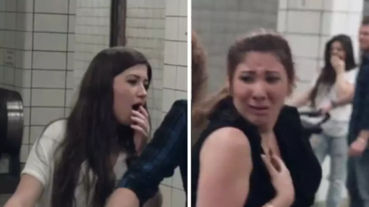 CE A FĂCUT ACEST BĂRBAT ÎNTR-O STAŢIE DE METROU ÎŢI VA ÎNTOARCE STOMACUL PE DOS! Uite cum a mâncat de pe jos, pentru a promova un produs | VIDEO