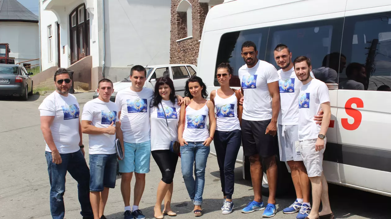 Luptătorii Superkombat au împărţit materiale de construcţii şi ajutoare sinistraţilor din Vaideeni