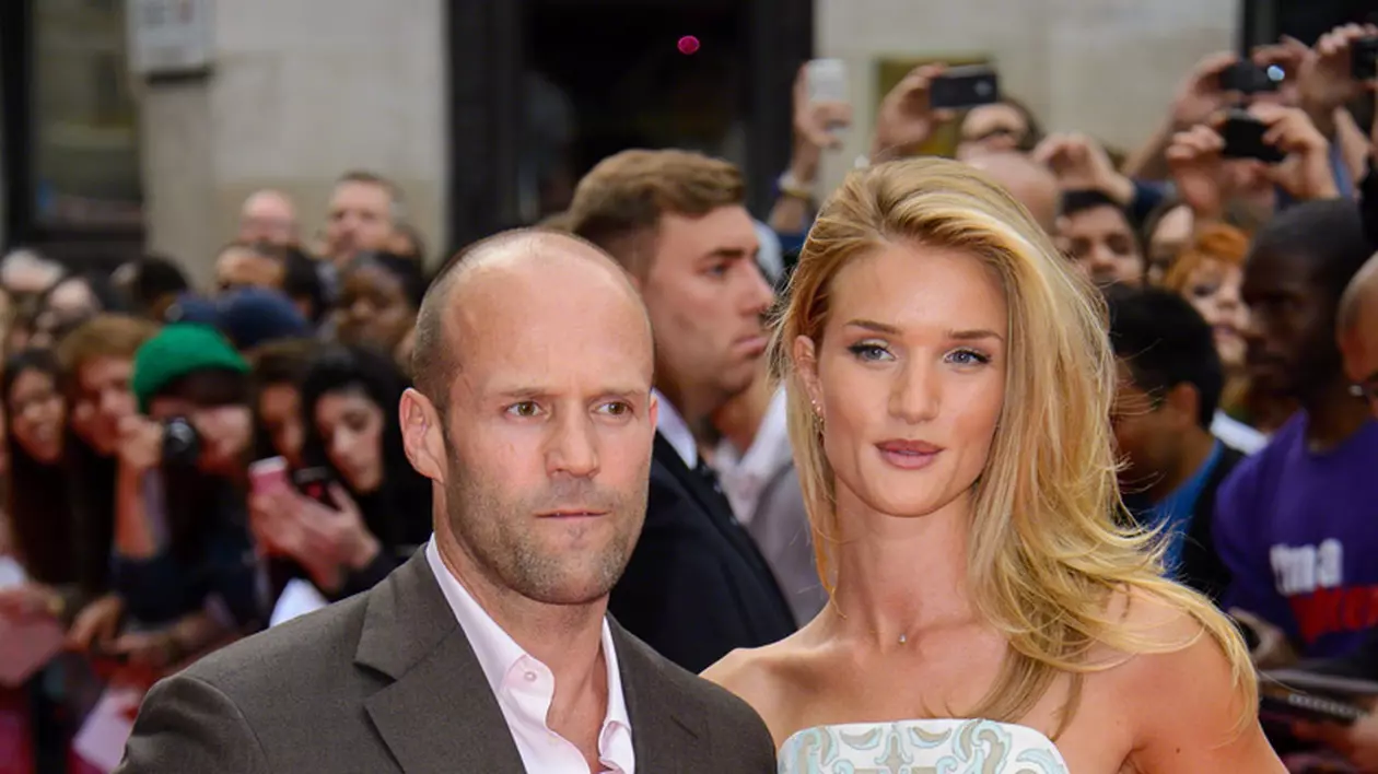 Jason Statham e topit după supermodelul Rosie Huntington-Whiteley. O ia de soţie pe o plajă exotică