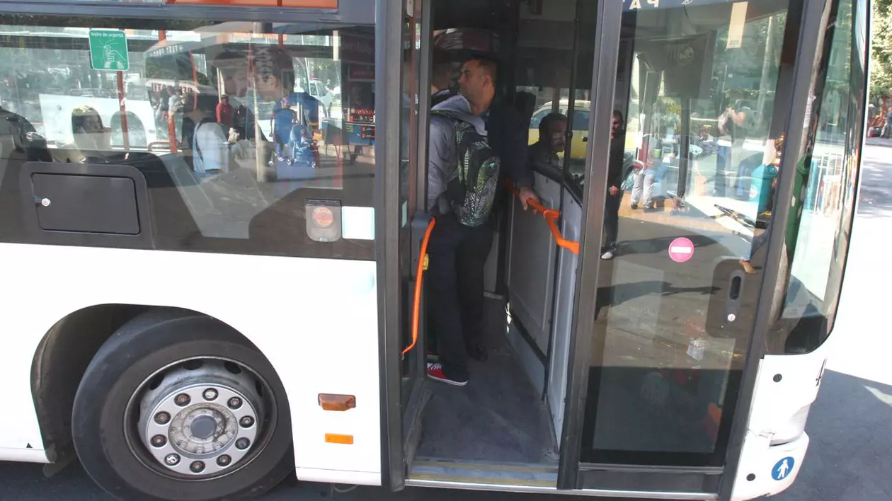 Mori de cald în autobuzele RATB? Șoferii circulă fără aer condiționat pentru că şefii le opresc din salariu dacă depășesc cota de carburant