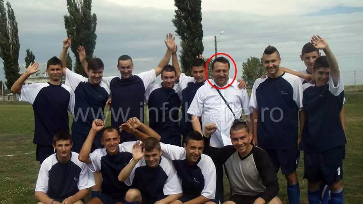 UNIC în România: preotul satului este și antrenorul echipei de fotbal. ^“Dumnezeu e în toate! Când e un parastas, nu mă duc în deplasare. E bine că a scăzut numărul de înjutături pe teren”