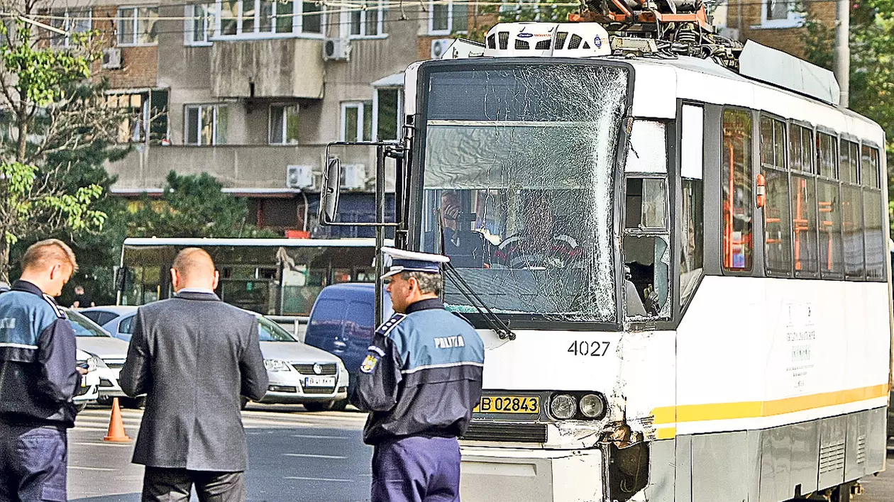 Vatmanul a văzut roşu în faţa ochilor. 11 călători dintr-un autobuz din Capitală au fost răniţi
