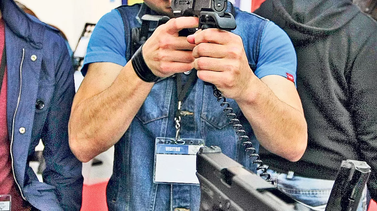 Cu naşu’ pistolar la psiholog! Legea armelor ar putea ajunge, după mulţi ani, la tâmpla parlamentarilor