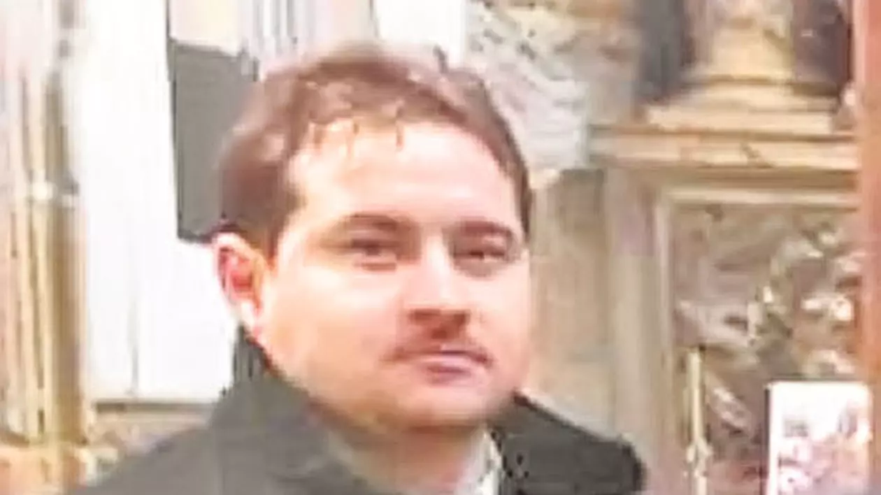 Semeni cu el? Ar putea fi fratele tău! Un preot îşi caută ruda geamănă